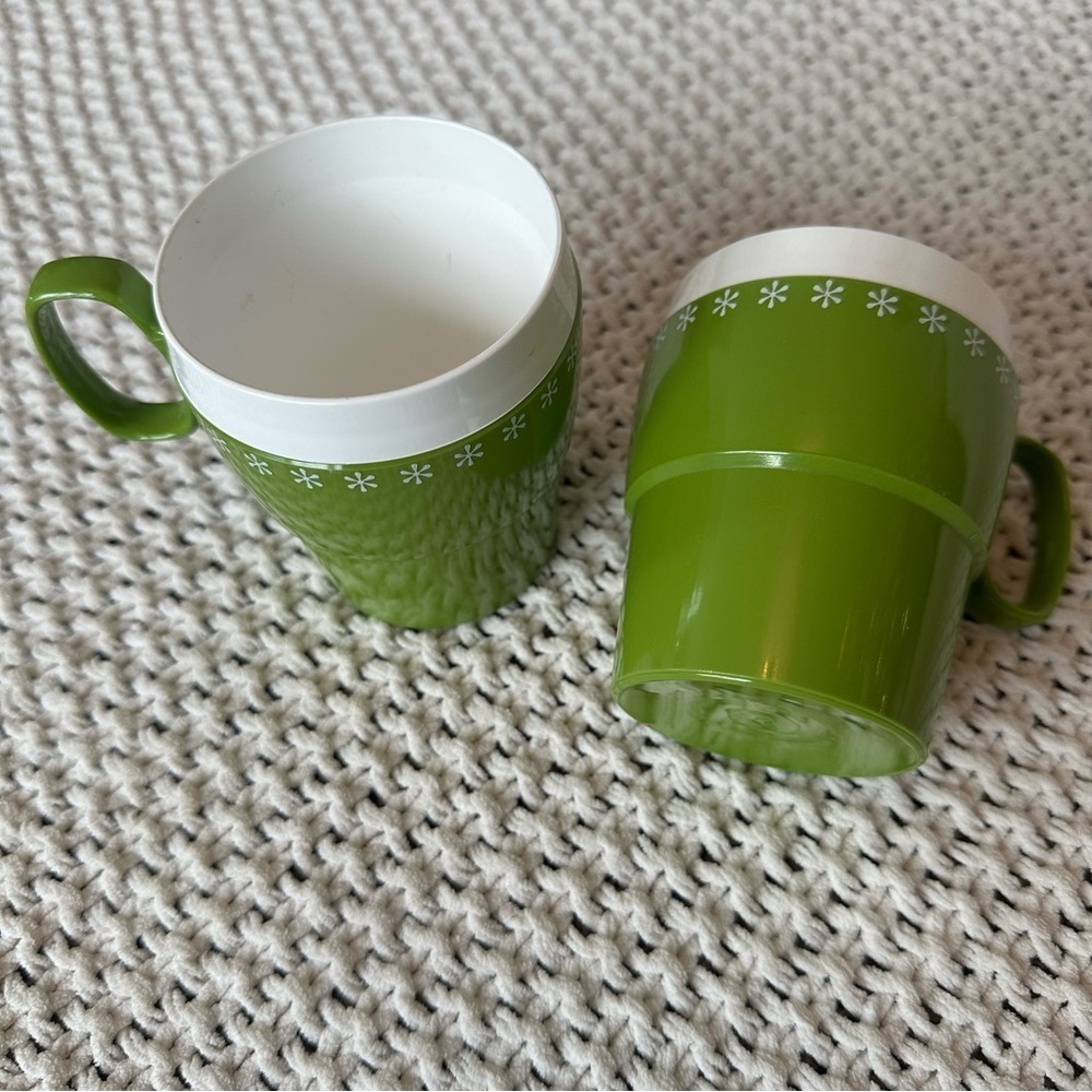 Vintage Avocado Green New-Mar Plastic Insulated Coffee Cups Daisy Design Set 2 - Picture 4 of 9